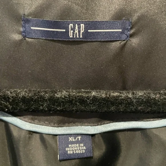GAP Midnight Black Puffer Vest - Picture 3 of 3